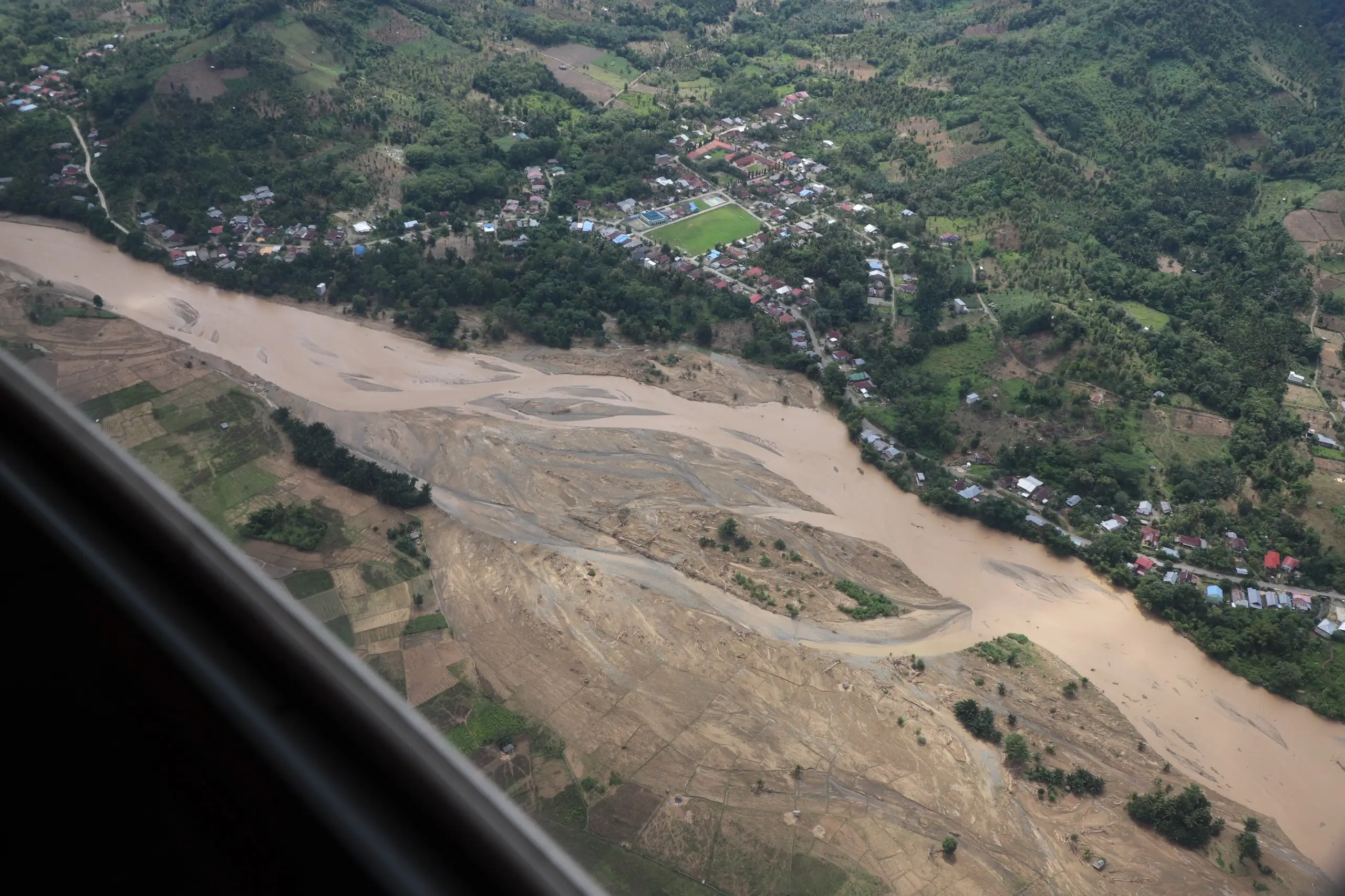 Pantauan visual udara menggunakan helikopter pada lokasi terdampak tanah longsor di Kabupaten Luwu, Sulawesi Selatan, Selasa (7/5).